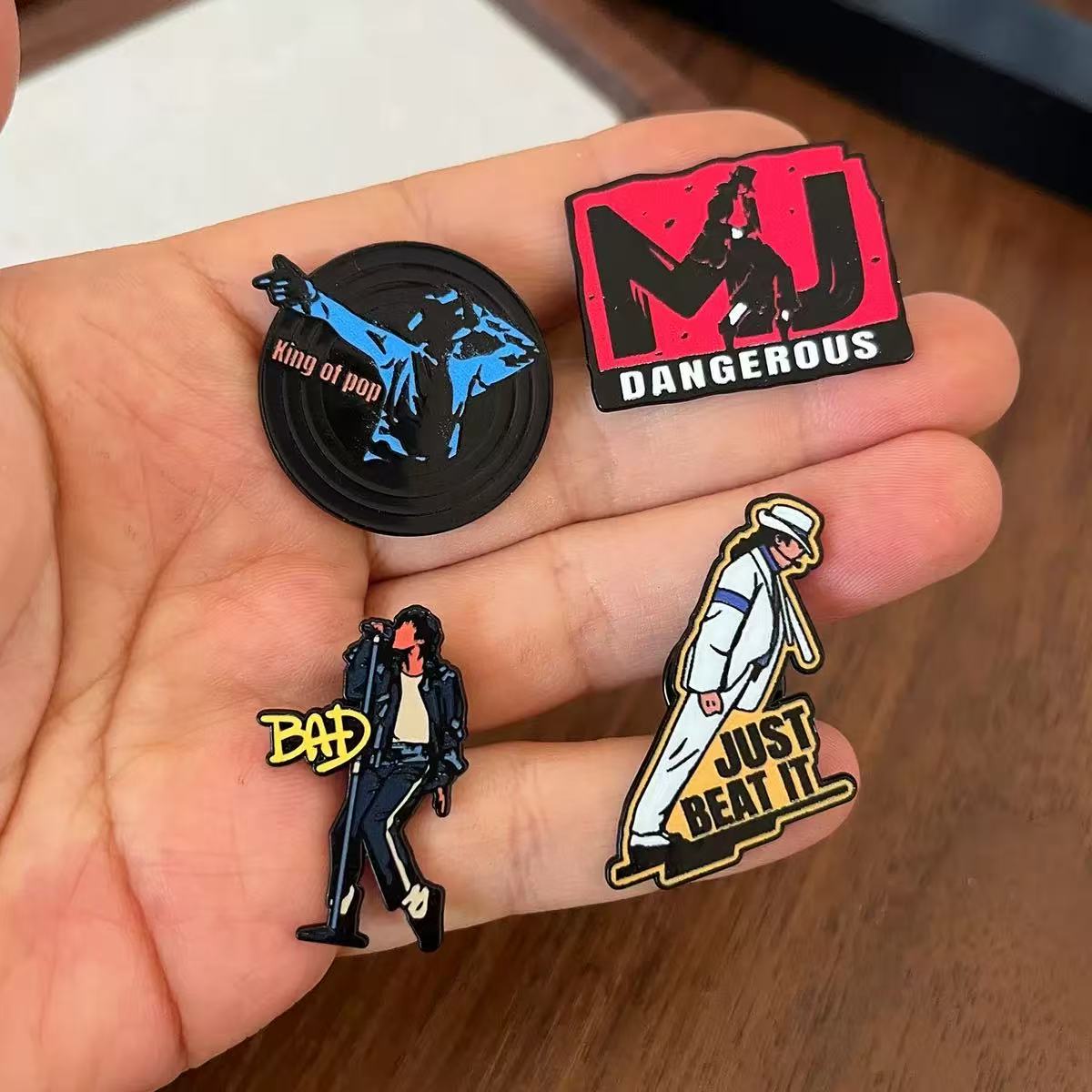 4 adet Klasik Rock Grubu Emaye - Vintage Brooch Pin incelemesi ve fiyatı